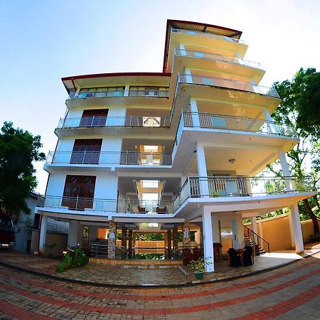 Happy Leoni Hotel Anuradhapura Bagian luar foto