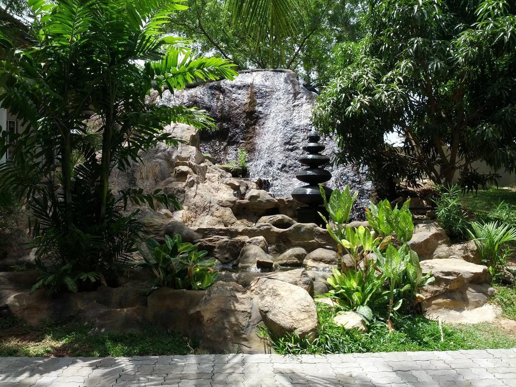 Happy Leoni Hotel Anuradhapura Bagian luar foto