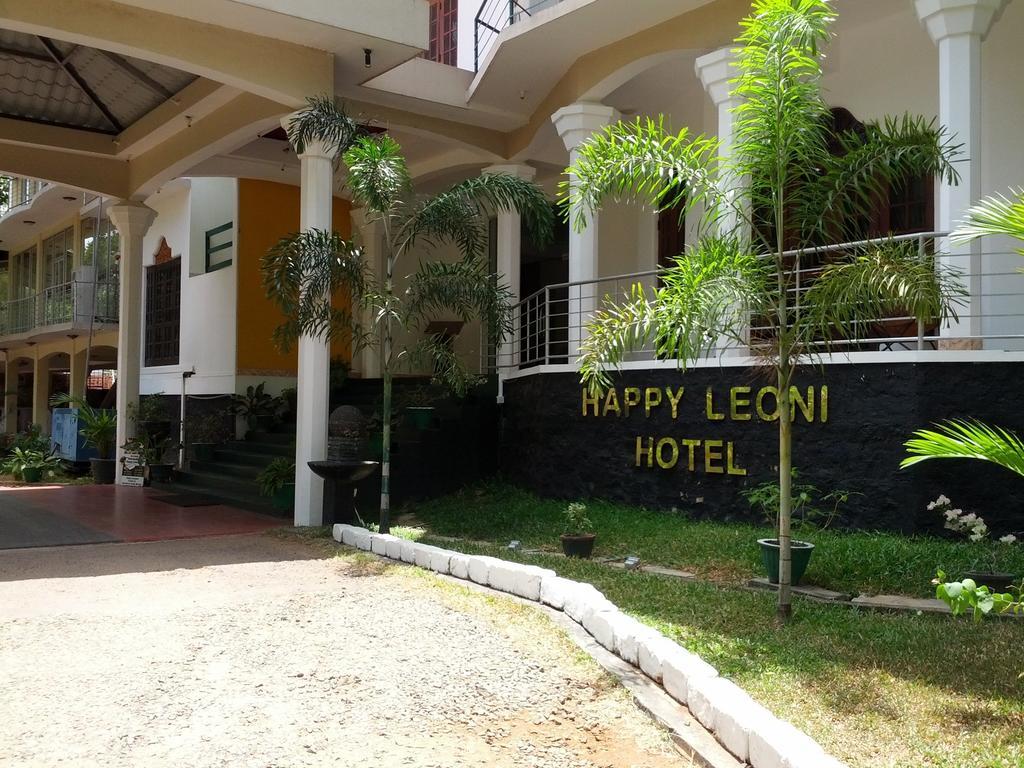 Happy Leoni Hotel Anuradhapura Bagian luar foto