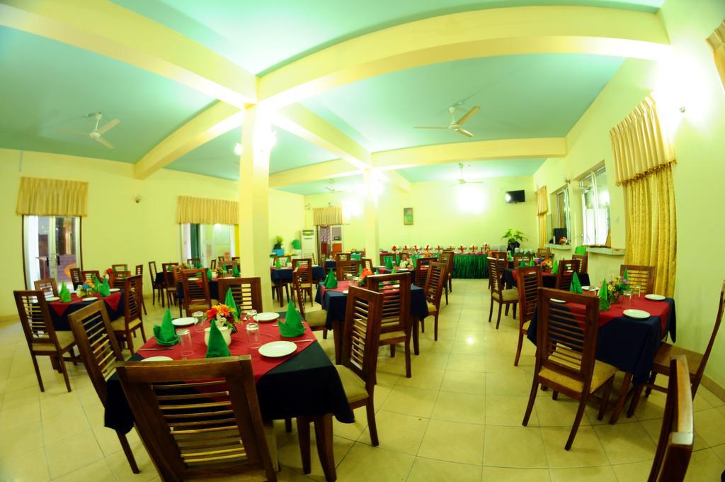 Happy Leoni Hotel Anuradhapura Bagian luar foto
