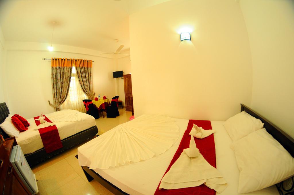Happy Leoni Hotel Anuradhapura Bagian luar foto