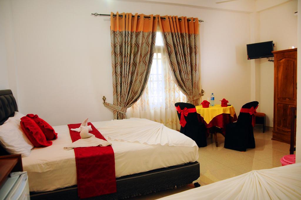 Happy Leoni Hotel Anuradhapura Bagian luar foto