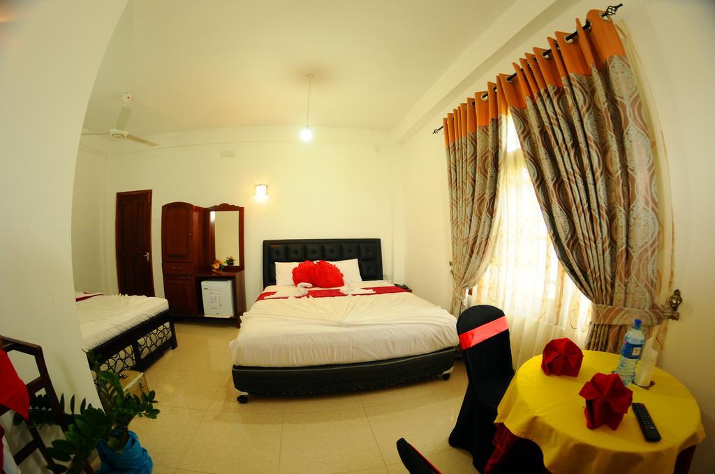 Happy Leoni Hotel Anuradhapura Bagian luar foto
