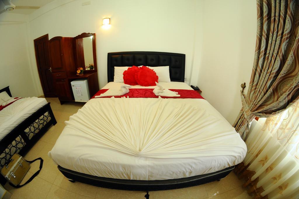 Happy Leoni Hotel Anuradhapura Bagian luar foto