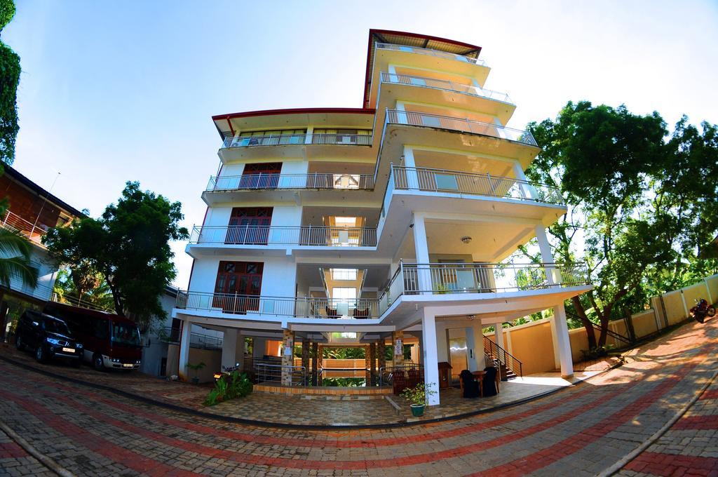 Happy Leoni Hotel Anuradhapura Bagian luar foto