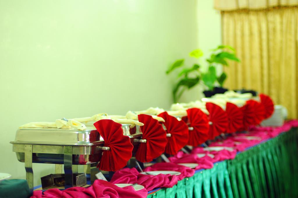 Happy Leoni Hotel Anuradhapura Bagian luar foto