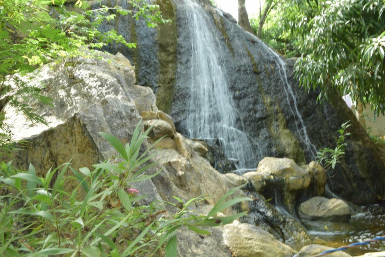 Happy Leoni Hotel Anuradhapura Bagian luar foto