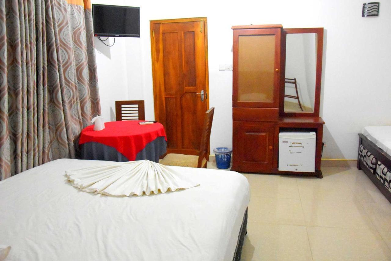 Happy Leoni Hotel Anuradhapura Bagian luar foto