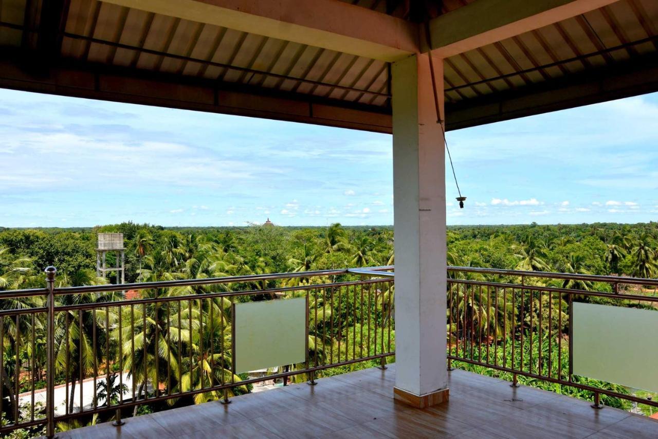 Happy Leoni Hotel Anuradhapura Bagian luar foto